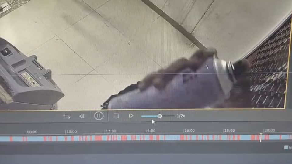 Meerut: Theft in Axis Bank ATM in Ganganagar, cash tray taken out by spraying on camera, video viral