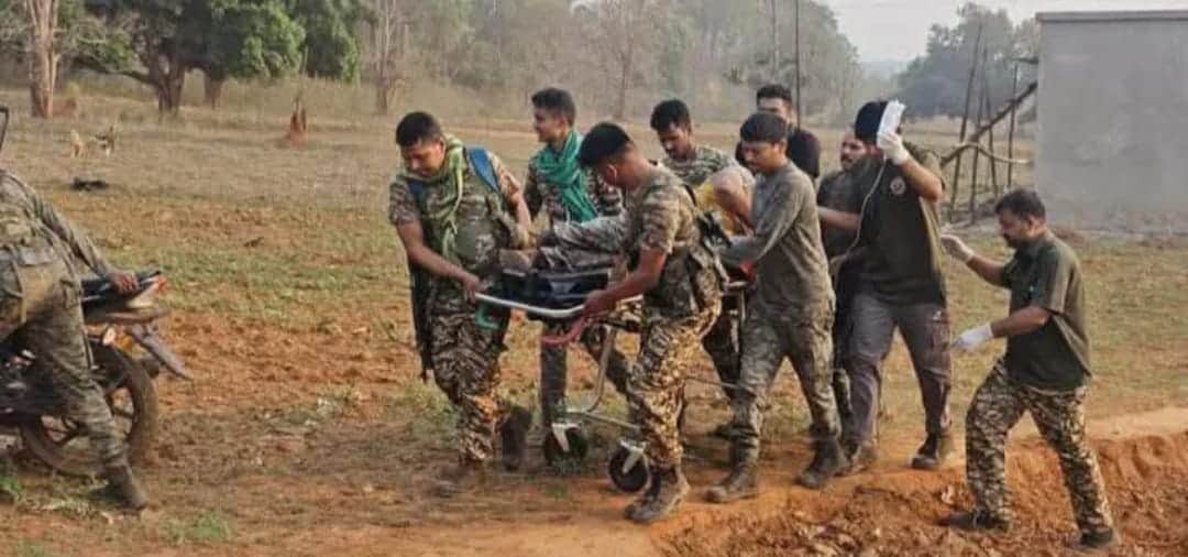 सारंडा में IED ब्लास्ट में घायल जवानों को अस्पताल ले जाते हुए अन्य सहयोगी जवान।