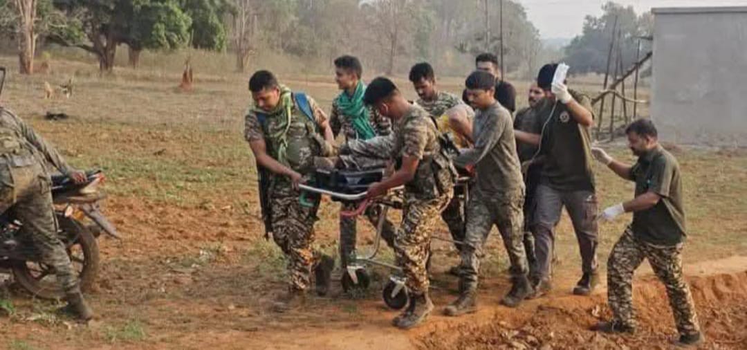 सारंडा में IED ब्लास्ट में घायल जवानों को अस्पताल ले जाते हुए अन्य सहयोगी जवान।