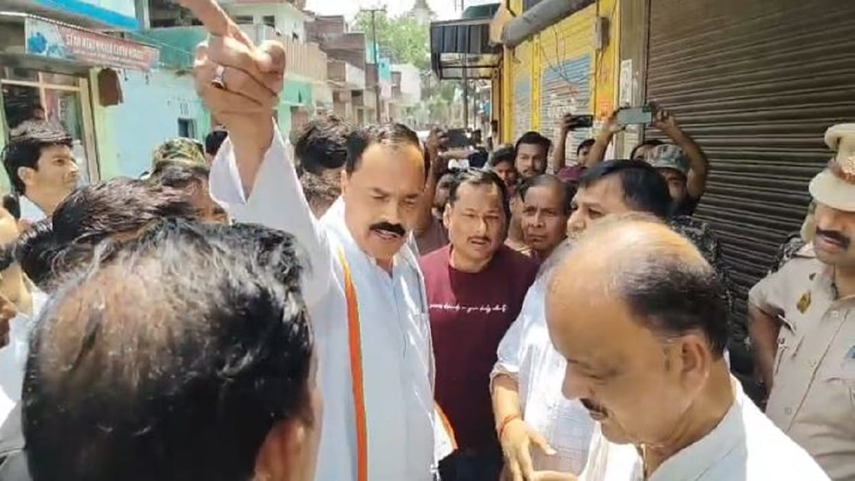 Uproar during encroachment removal SP district president clashes with officers in Shahjahanpur