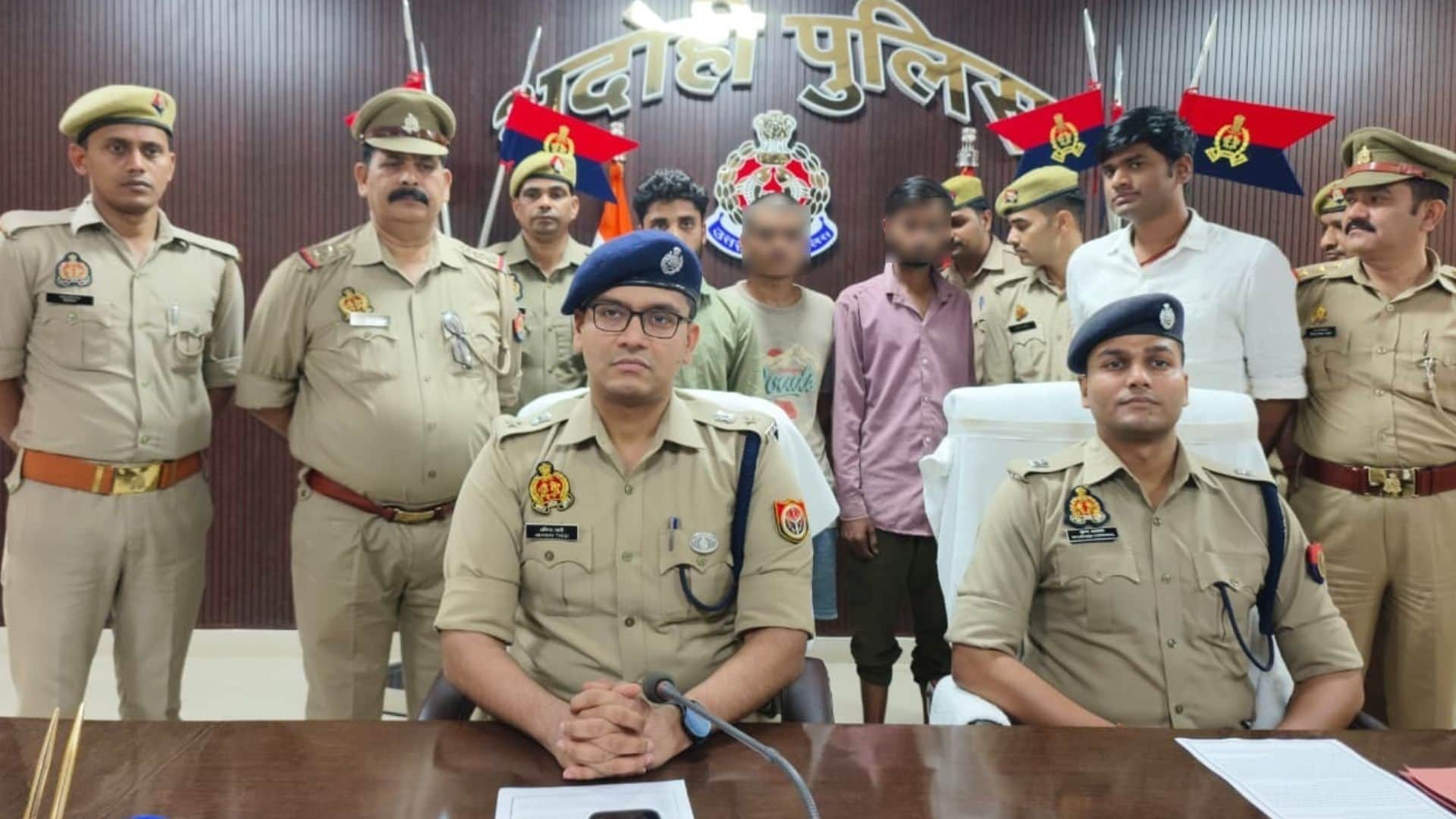 तीनों शातिरों की जानकारी देती पुलिस।