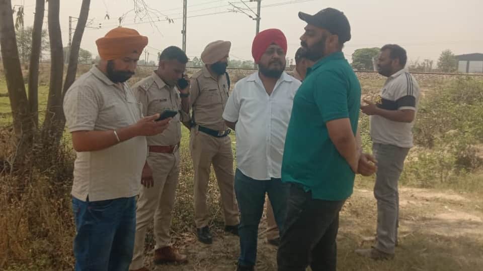 UP Train Robbery Rampur Sampark Kranti Armed Miscreants Loot Salesman Security Lapse Raises Questions