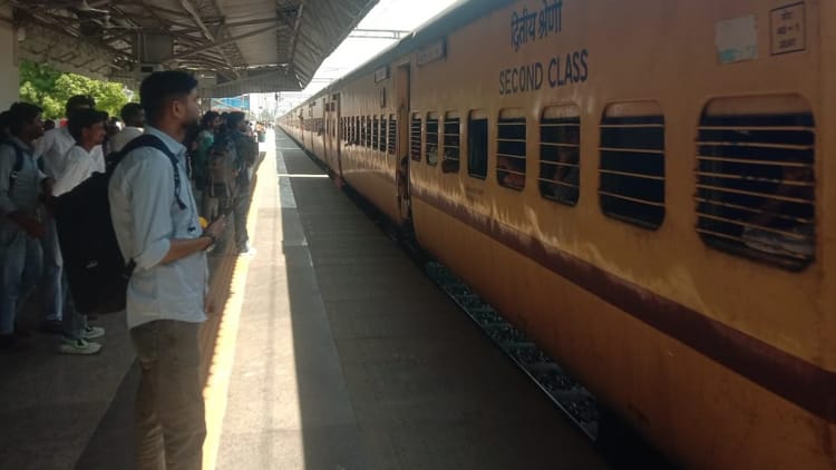 Uttarakhand: रेल यात्री ध्यान दें, दो महीने तक रेल मार्ग व्यस्त, इन रूट की ट्रेनों में कंफर्म टिकट मुश्किल