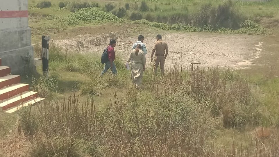 UP Train Robbery Rampur Sampark Kranti Armed Miscreants Loot Salesman Security Lapse Raises Questions