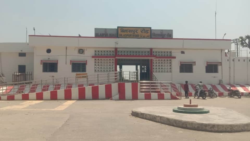 UP Train Robbery Rampur Sampark Kranti Armed Miscreants Loot Salesman Security Lapse Raises Questions