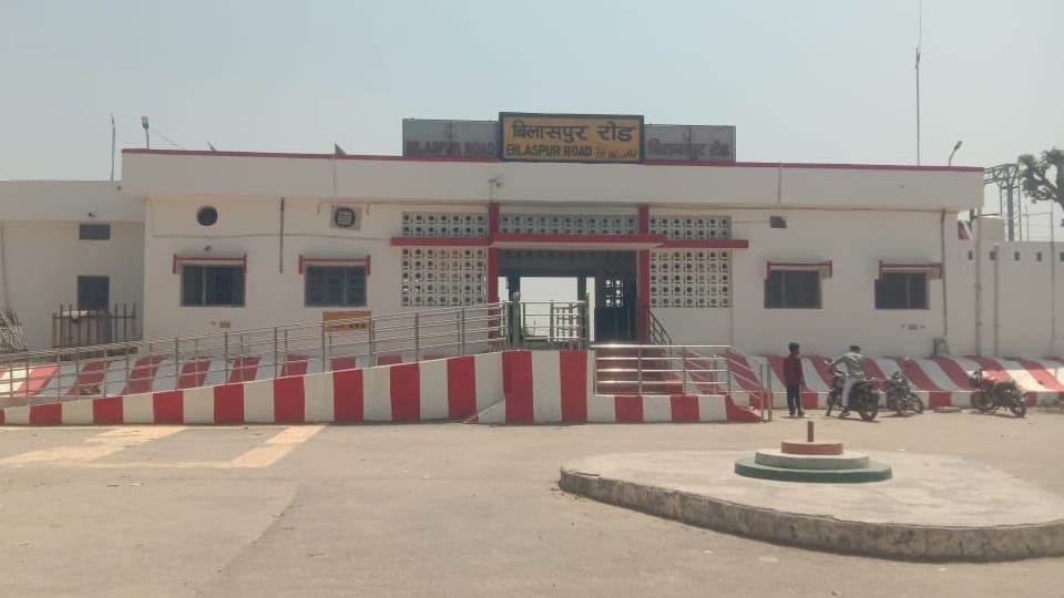 UP Train Robbery Rampur Sampark Kranti Armed Miscreants Loot Salesman Security Lapse Raises Questions