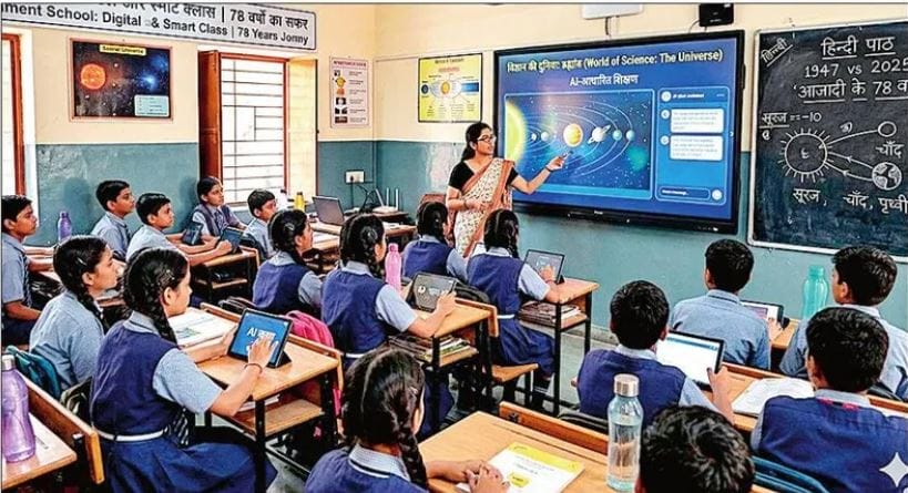 Education Reaches from Blackboard to AI in 78 Years, Smart Classes and Digital Learning Expand in Agra Schools