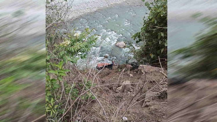 Tehri: नैनबाग-दिल्ली यमुनोत्री हाईवे पर राशन से भरा ट्रक अनियंत्रित होकर नदी में गिरा, एक लापता, दूसरा घायल