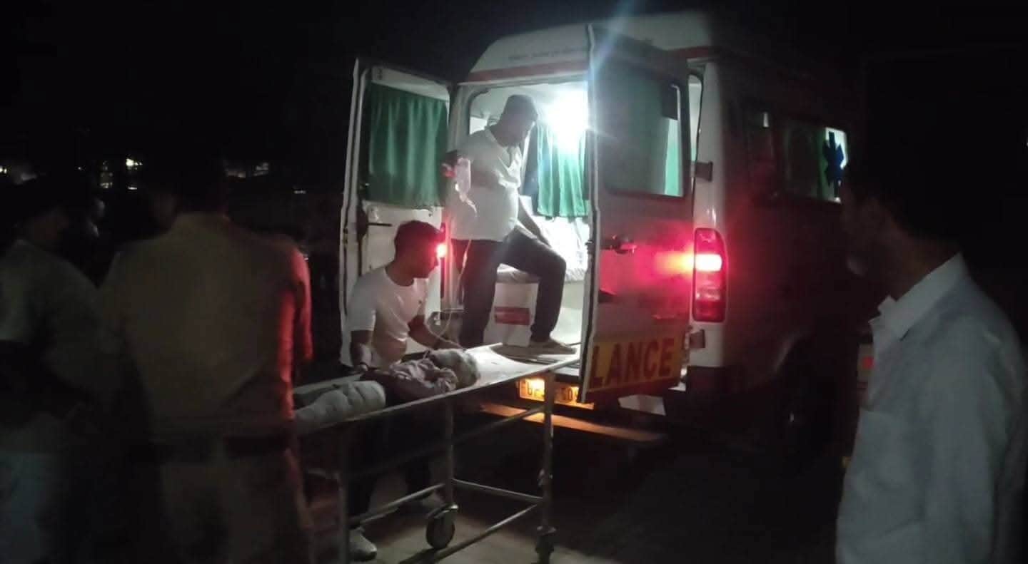 घायलों को अस्पताल ले जाया गया।