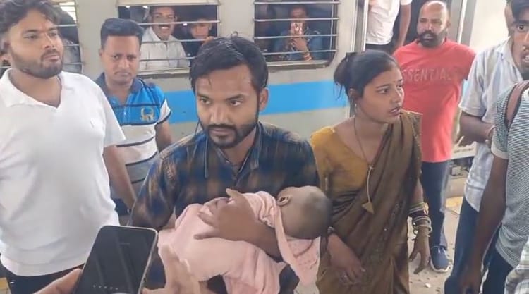 UP: सचखंड एक्सप्रेस में बिगड़ी 7 माह के मासूम की तबीयत, ट्रेन रोककर ले जाया गया अस्पताल; जान न बच सकी