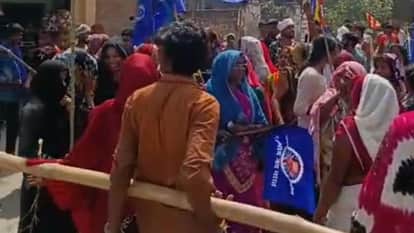 Varanasi news of Two Organizations Face Off Over Posters and Flags Blockade Staged