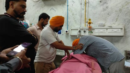 Three people fell into trap after street vendor overturned in Mandi Gobindgarh 12 year old child died