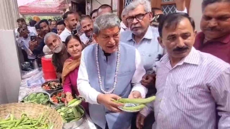 Uttarakhand: पूर्व सीएम हरीश रावत की तरबूज-खरबूज पार्टी, चखाया सियासी स्वाद, नारी शक्ति बंधन अधिनियम पर बोले