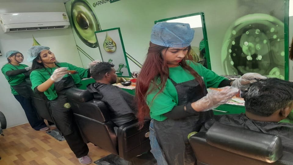 Garnier Color Van Offers Free Hair Coloring and Stylish Makeovers in Agra
