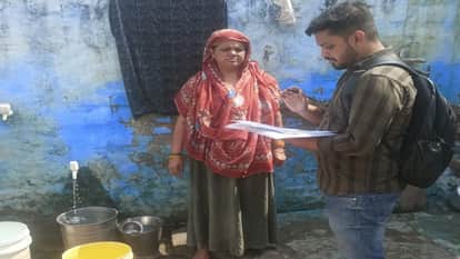 गांव मीरगढ़ में लाभार्थी से जानकारी लेते शोधार्थी समीर