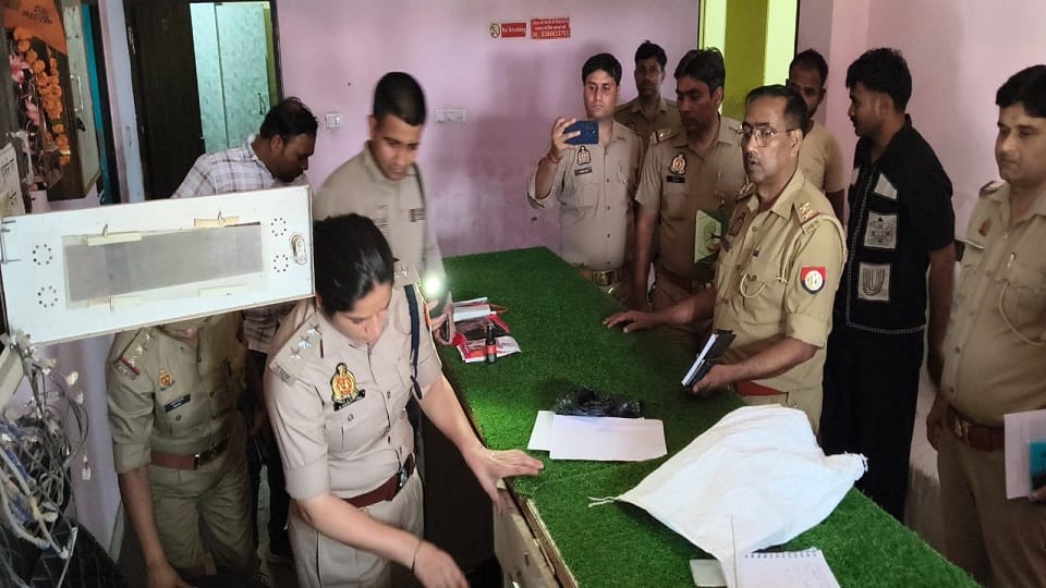 Girlfriend murders uncle in hotel room in agra