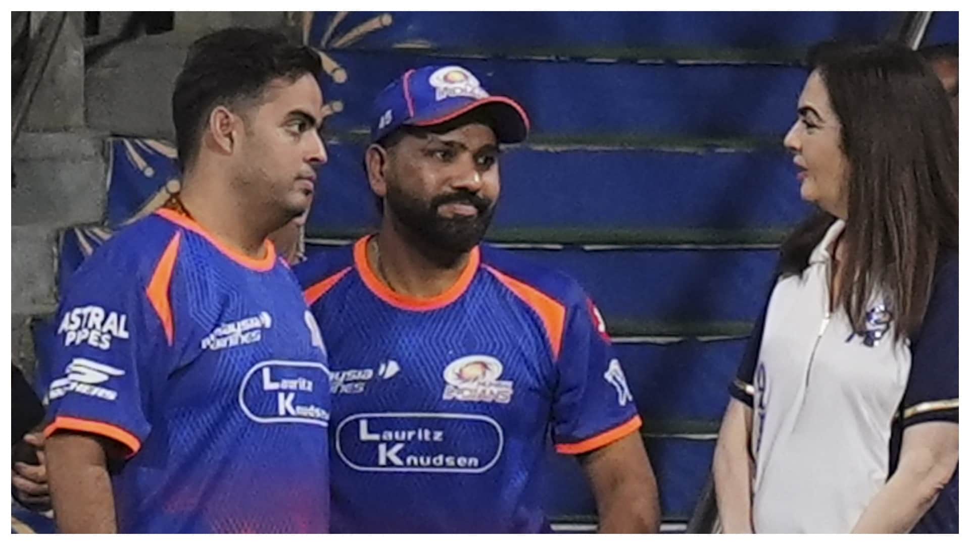 आकाश और नीता अंबानी के साथ रोहित शर्मा