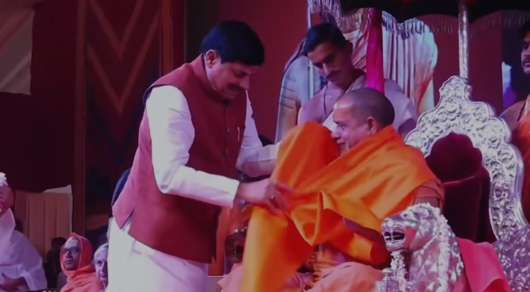 जगद्गुरु शंकराचार्य स्वामी श्री सदानंद सरस्वती जी महाराज का सम्मान करते सीएम मोहन यादव।