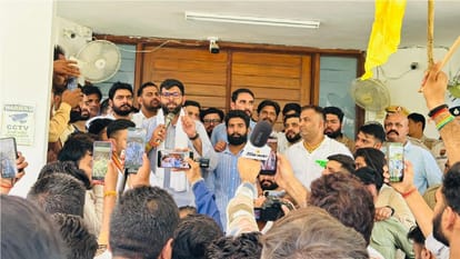 Haryana:जेजेपी नेता दिग्विजय चौटाला के खिलाफ हिसार में केस दर्ज, Gju कुलपति  कार्यालय के गेट को तोड़ने की कोशिश - Case Registered Against Jjp Leader Digvijay  Chautala In ...