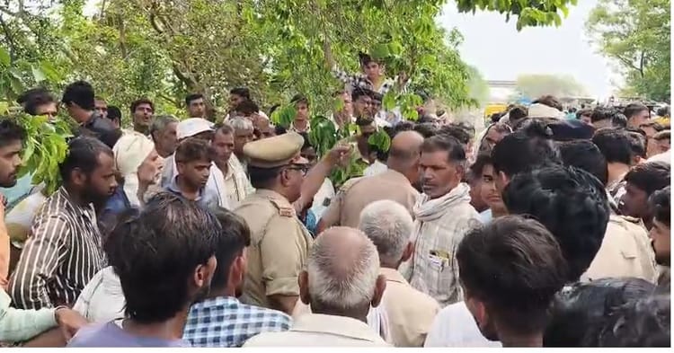 UP: बंटवारे के विवाद में घायल युवक की मौत, गुस्साए परिजनों ने संकिसा पुल पर शव रखकर लगाया जाम