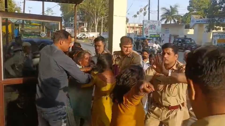Women clash outside police outpost in Muzaffarnagar over money dispute, police intervene
