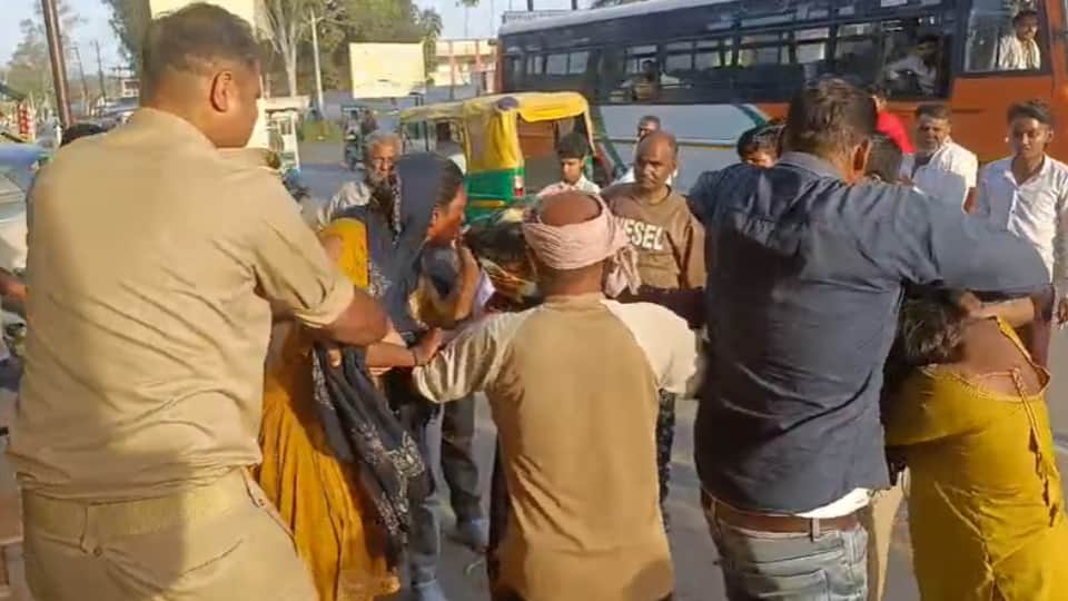 Women clash outside police outpost in Muzaffarnagar over money dispute, police intervene