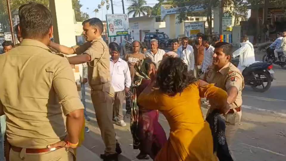 Women clash outside police outpost in Muzaffarnagar over money dispute, police intervene