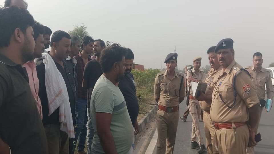 Chhibramau Youth Found Dead on Highway Bike and Helmet Missing Robbery-Murder Suspected