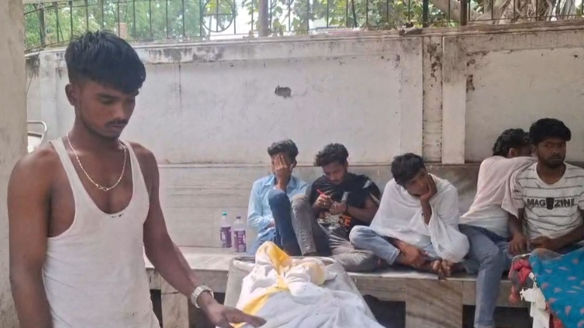 मृतक को निहारते परिजन