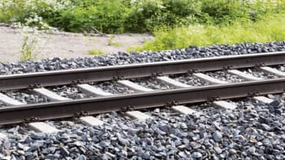 Ratlam News: Stones placed on track hit Ratlam-Udaipur train, loud impact sparks panic, major mishap averted