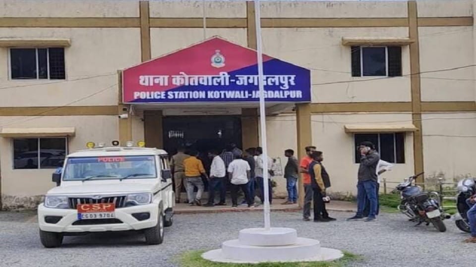 पुलिस की गिरफ्त में आरोपी