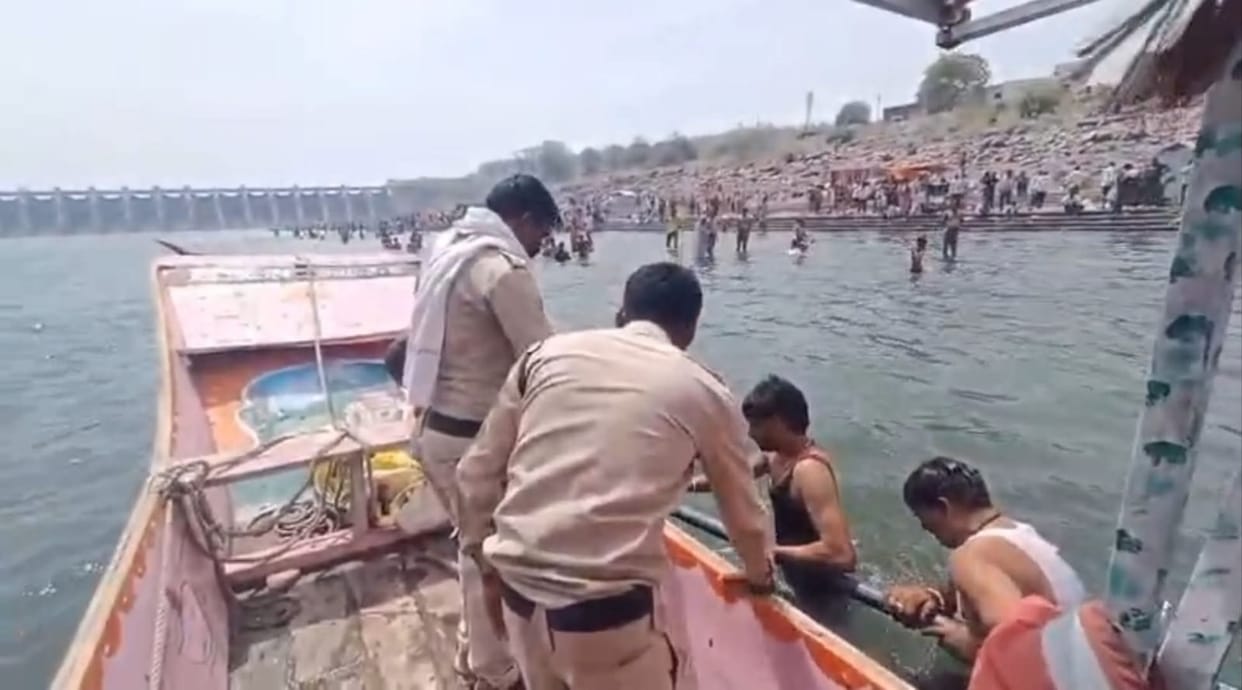 Major Tragedy Averted in Omkareshwar Home Guard and Boatmen Rescue Two Drowning Devotees