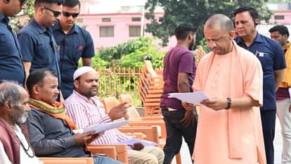 CM Yogi Adityanath listened to people's grievances during Janta Darshan