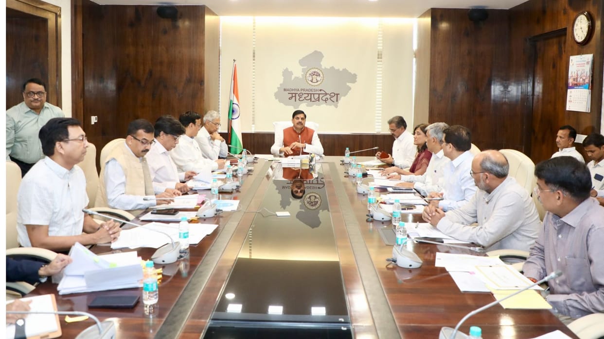 MP News: CM says collectors should stay in villages and expedite public welfare work; rankings will be based o