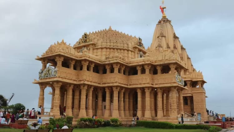 Somnath: सोमनाथ मंदिर की 75वीं वर्षगांठ पर होगा 'सूर्य किरण एयर शो', एरोबेटिक फॉर्मेशन में उड़ान भरेंगे जेट