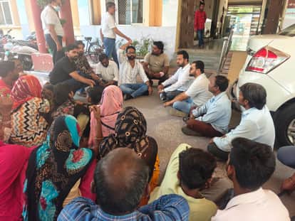 Congress Workers Protest at Agra Municipal Office Over Sewer and Road Problems