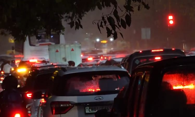 Rain in Delhi-NCR: दिल्ली समेत आस-पास के शहरों में धूल भरी आंधी के बाद बारिश, कई इलाकों में भारी जाम