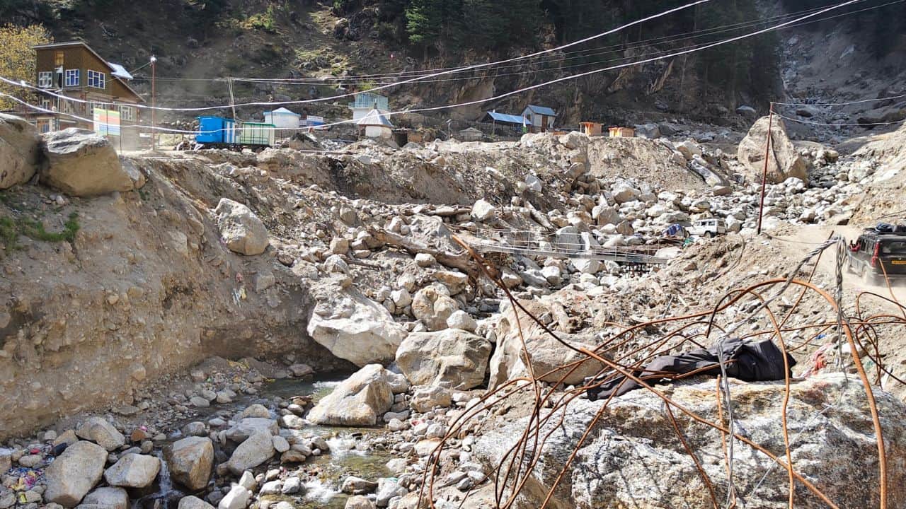 उपमंडल पाडर के चिशोती गांव में लगाई गई केबल। फिर भी इंटरनेट की स्पीड काफी कम है।