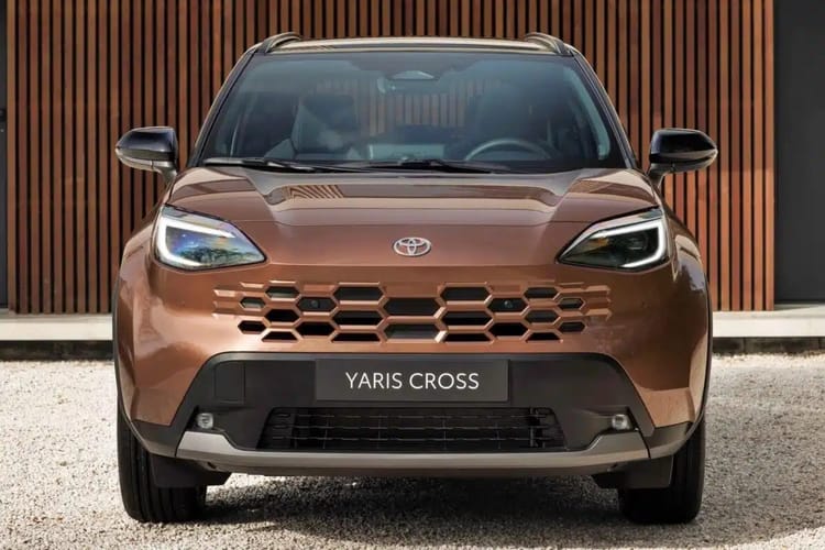 नई यारिस क्रॉस का इंटीरियर और डैशबोर्ड