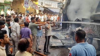 Jhansi: Three shops burnt to ashes due to a massive fire in Mauranipur