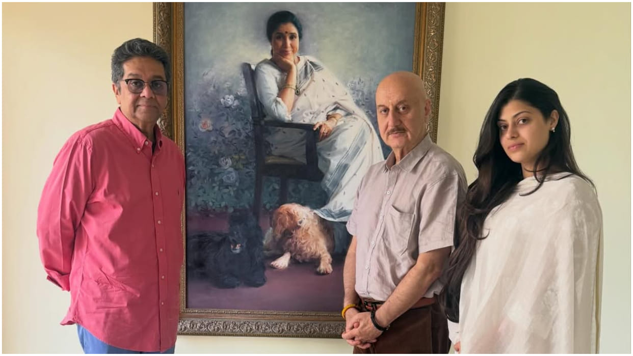 Anupam Kher Visit Late Singer Asha Bhosle House And Pays Her Tribute Says Her Songs Playing Softly In My Heart