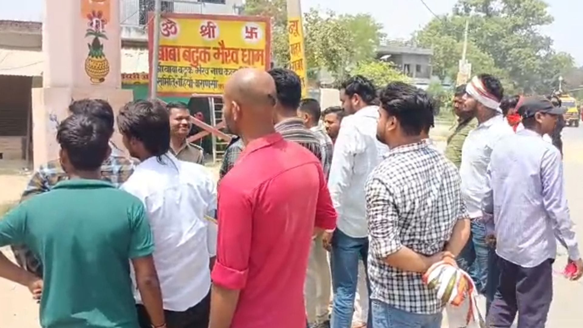Mob Leaves ACP Bleeding Unrest in Varanasi 7 Policemen Injured FIR Against 61 people 4 Arrested