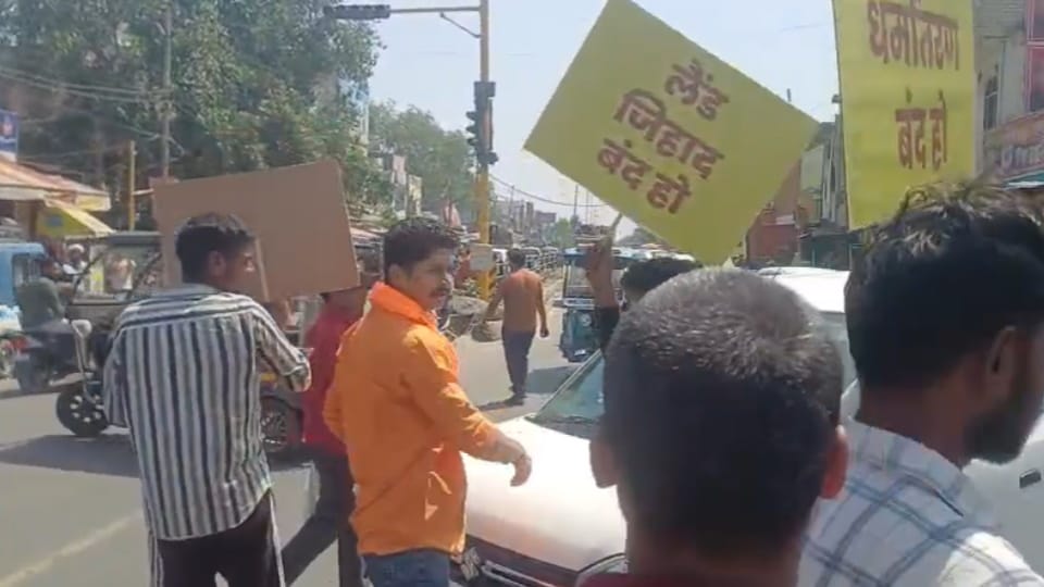 Bajrang Dal workers thrash policeman during effigy burning protest, block Delhi–Saharanpur highway in Baghpat
