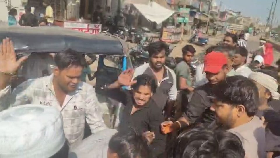 Woman Thrown from Moving Auto-Rickshaw for Refusing to Pay 10 rupee Fare Video Goes Viral