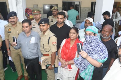 Mobile phones worth ₹65 lakh recovered; consumers beam with joy as police achieve success through this portal.