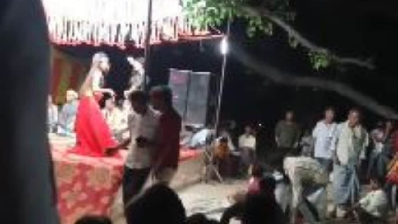 मंच पर डांस करतीं नृतकियां