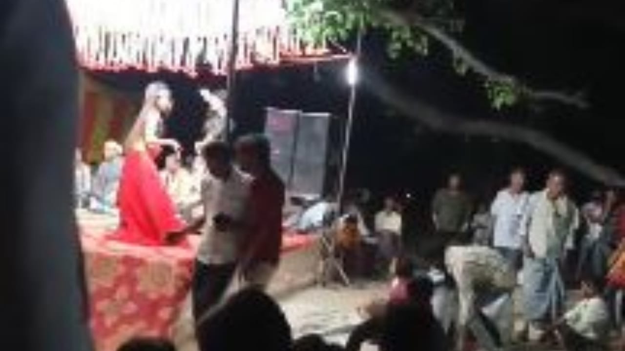 मंच पर डांस करतीं नृतकियां