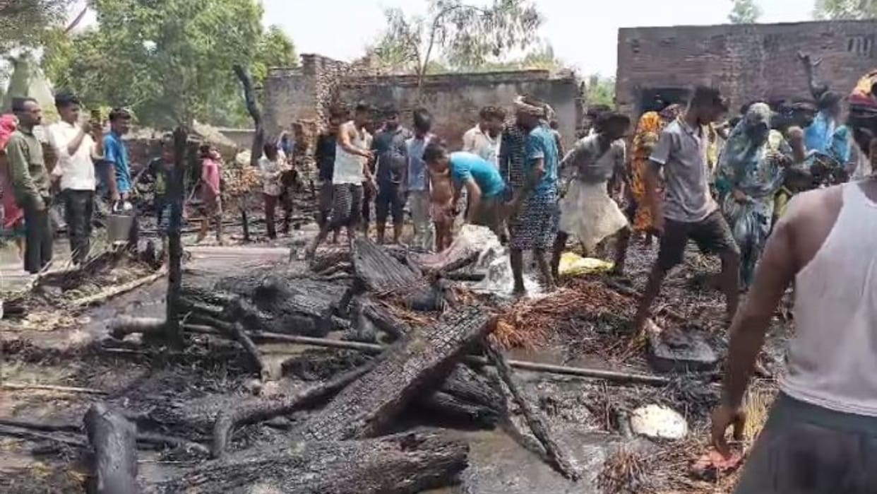 Four houses burned in a fire in Khajuha village of Lakhimpur kheri