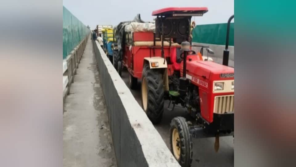 UP Farmers Stopped at Haryana Border With Wheat, Long Tractor Queues Disrupt Meerut-Karnal Highway