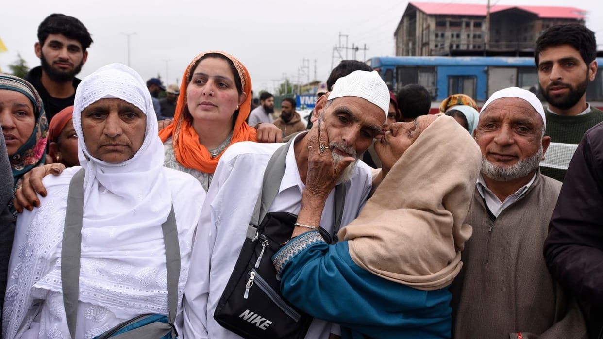 irst batch of 431 Haj pilgrims leaves from Srinagar